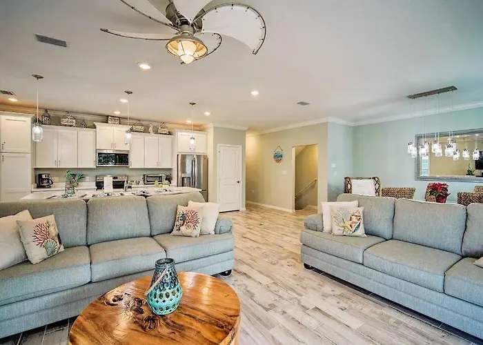 New Listing W Pool & Hot Tub 4bd Discounted Holiday home Pensacola